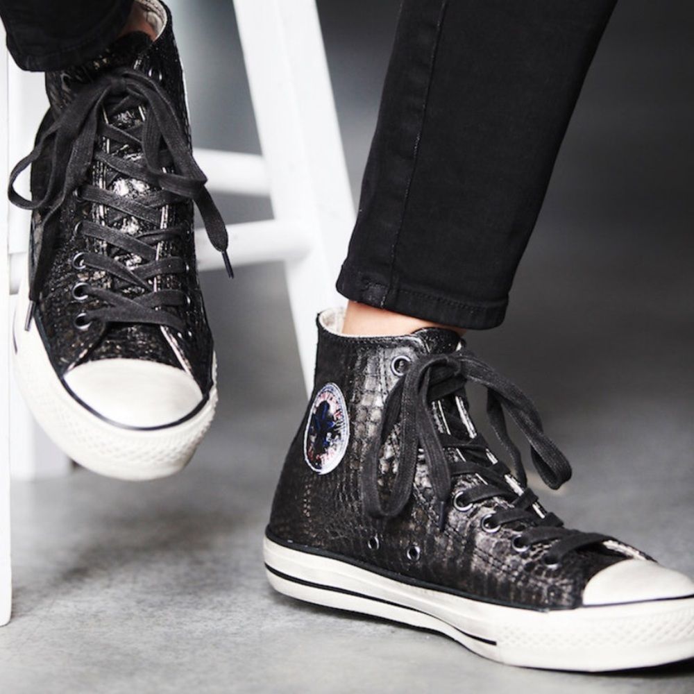 Converse High Tops Reptile Sneakers Size 6